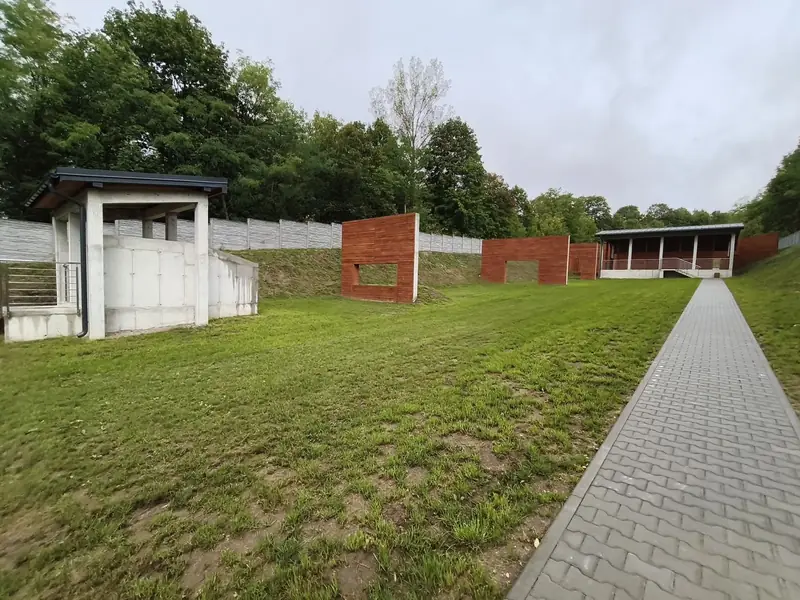 Widok na teren strzelnicy i alejkę dojazdową